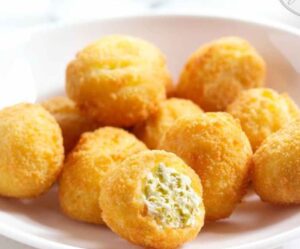 Bolitas de jalapeño ivi banqueteria santiago 20 Bolitas de Queso con Jalapeño para tu evento en Santiago. Ideales para banquetería, catering, bodas, eventos corporativos, coctel y más. ¡Un toque picante y delicioso para sorprender a tus invitados!