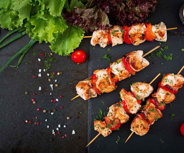Brochetas de pollo ivi banqueteria santiago Deléitate con 20 exquisitas brochetas de pollo para tu evento en Santiago. Ideal para banquetería, catering, bodas, eventos corporativos, coctel, lunch y coffe break. ¡Sabor y calidad garantizados!