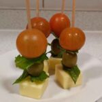 Brochetas mediterranea Descubre 20 exquisitas Brochetas Mediterráneas para tu evento en Santiago. Ideal para banquetería, catering, bodas, eventos corporativos, coctel, lunch y coffe break. ¡Añade un toque gourmet inolvidable!