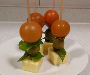 Brochetas mediterranea Descubre 20 exquisitas Brochetas Mediterráneas para tu evento en Santiago. Ideal para banquetería, catering, bodas, eventos corporativos, coctel, lunch y coffe break. ¡Añade un toque gourmet inolvidable!