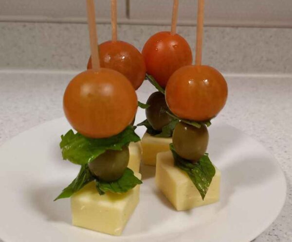 Brochetas mediterranea Descubre 20 exquisitas Brochetas Mediterráneas para tu evento en Santiago. Ideal para banquetería, catering, bodas, eventos corporativos, coctel, lunch y coffe break. ¡Añade un toque gourmet inolvidable!