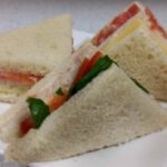 Mini miga Deliciosos 20 sándwiches de miga en Santiago para tu evento: Jamón-Queso-Lechuga y Salame-Tomate-Queso. Banquetería, catering, bodas, eventos corporativos, coffe break y lunch. ¡La opción perfecta para tus celebraciones!