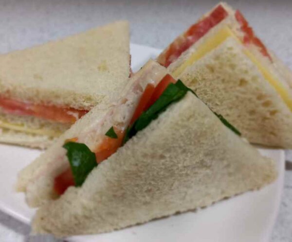 Mini miga Deliciosos 20 sándwiches de miga en Santiago para tu evento: Jamón-Queso-Lechuga y Salame-Tomate-Queso. Banquetería, catering, bodas, eventos corporativos, coffe break y lunch. ¡La opción perfecta para tus celebraciones!