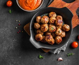 Descubre 40 Bolitas de Carne, el aperitivo perfecto para tu banquetería, coctel y catering en Santiago. Ideal para bodas, eventos corporativos, coffe break y lunch. ¡Sabor y calidad garantizados para tus eventos!