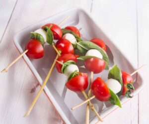 brochetas caprese ivi banqueteria santiago Deléitate con 20 Brochetas Caprese frescas y deliciosas para tu banquete, coctel o catering en Santiago. Ideales para bodas, ceremonias, eventos corporativos, coffe break y lunch para empresas. ¡Sabor italiano que encanta!
