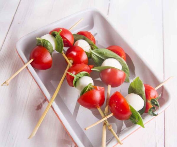 brochetas caprese ivi banqueteria santiago Deléitate con 20 Brochetas Caprese frescas y deliciosas para tu banquete, coctel o catering en Santiago. Ideales para bodas, ceremonias, eventos corporativos, coffe break y lunch para empresas. ¡Sabor italiano que encanta!