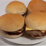 cheese burguer mini l ivi banqueteria santiago Deliciosos 20 mini cheese burgers para banquetería, catering y eventos en Santiago: bodas, ceremonias, eventos corporativos, coffe break y lunch. ¡El bocado perfecto para sorprender!