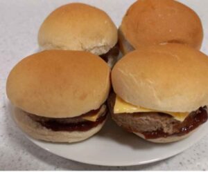 cheese burguer mini l ivi banqueteria santiago Deliciosos 20 mini cheese burgers para banquetería, catering y eventos en Santiago: bodas, ceremonias, eventos corporativos, coffe break y lunch. ¡El bocado perfecto para sorprender!