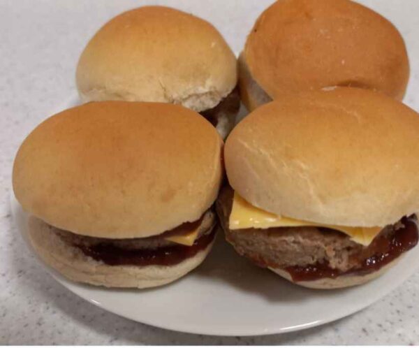 cheese burguer mini l ivi banqueteria santiago Deliciosos 20 mini cheese burgers para banquetería, catering y eventos en Santiago: bodas, ceremonias, eventos corporativos, coffe break y lunch. ¡El bocado perfecto para sorprender!