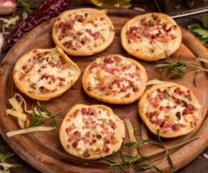 mini pizzas ivi banqueteria santiago Descubre 20 exquisitas pizzas de cóctel para tu banquetería, catering y eventos en Santiago. Ideales para bodas, ceremonias, eventos corporativos, coffe break y lunch. ¡Sabor y versatilidad garantizados!
