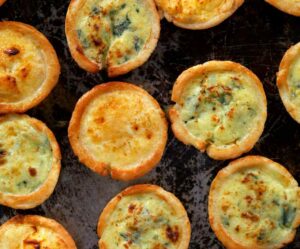 mini quiche ivi banqueteria santiago Deléitate con 20 mini quiches perfectos para banquetería, coctel y catering en eventos, bodas y ceremonias en Santiago. Ideal para empresas, eventos corporativos, coffe break y lunch. ¡Sabor y elegancia garantizados!