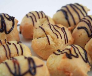 profiteroles ivi banqueteria santiago Descubre 20 exquisitos profiteroles en Santiago para tu banquetería, coctel, catering y eventos (bodas, ceremonia, empresas, eventos corporativos, coffe break, lunch). ¡Sabor y elegancia garantizados!
